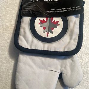 Winnipeg Jets 3 piece set.  Oven mitt, towel & pot holder